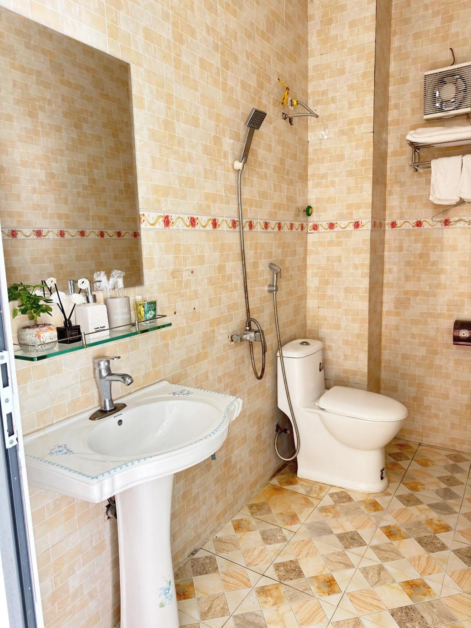 Quy Anh Hotel Bao Lac Town Экстерьер фото